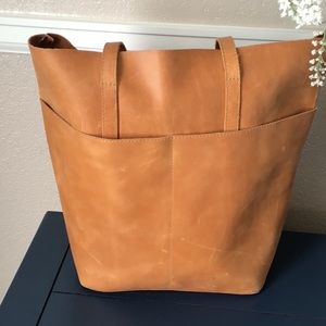 Beautiful Able Mamuye Classic leather tote